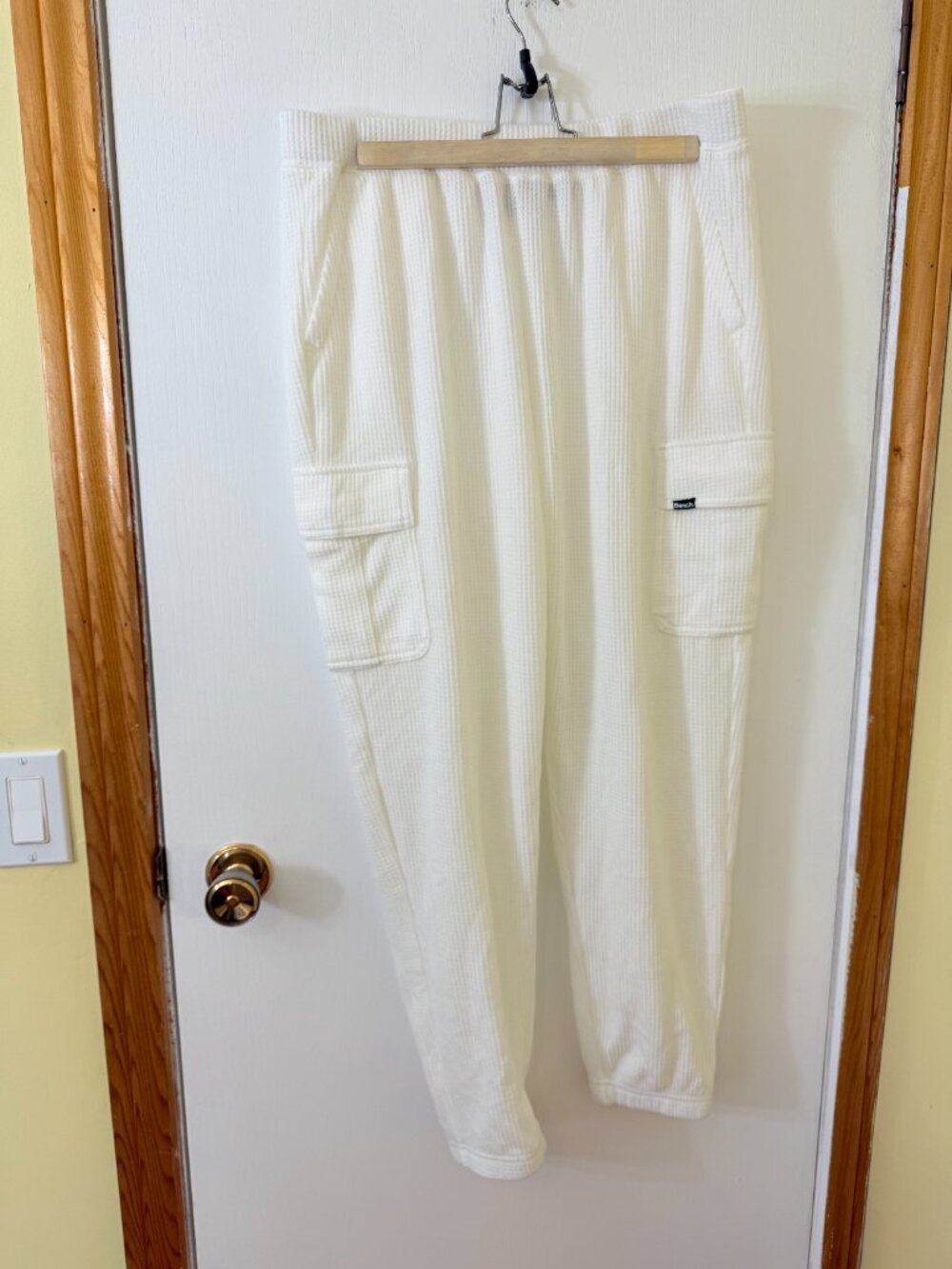 ๐ 2/50 Bench White Waffle Knit Cargo Joggers Size L - Picture 3 of 4